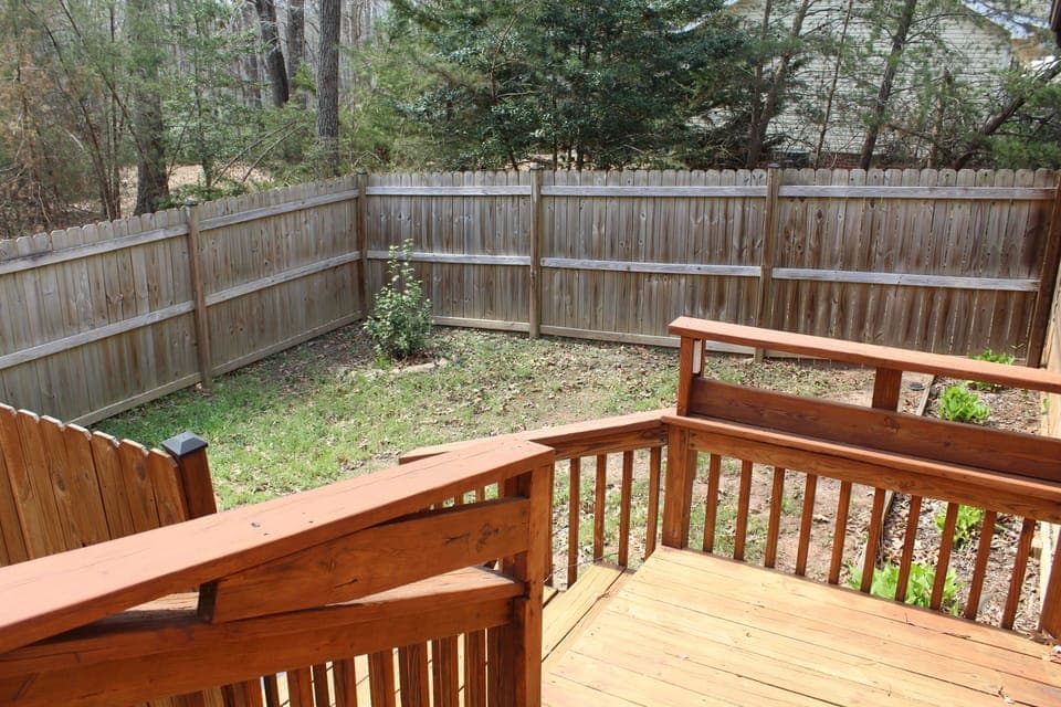 Fully-enclosed back yard area (good for a dog)