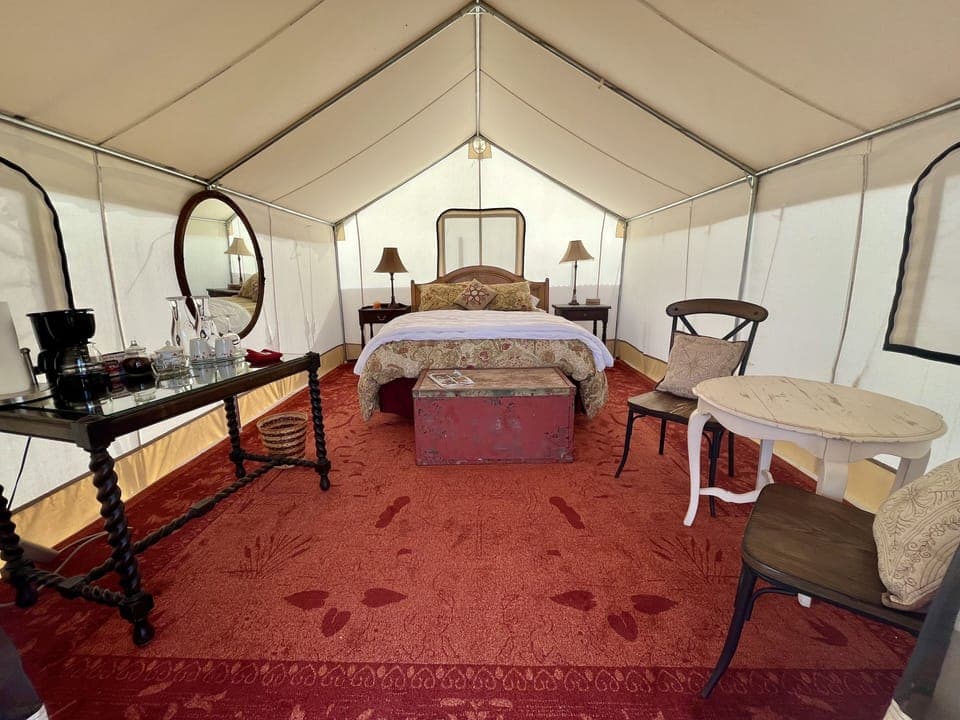 Beautiful and spacious, colors of rust and gold, and antique furnishings.
