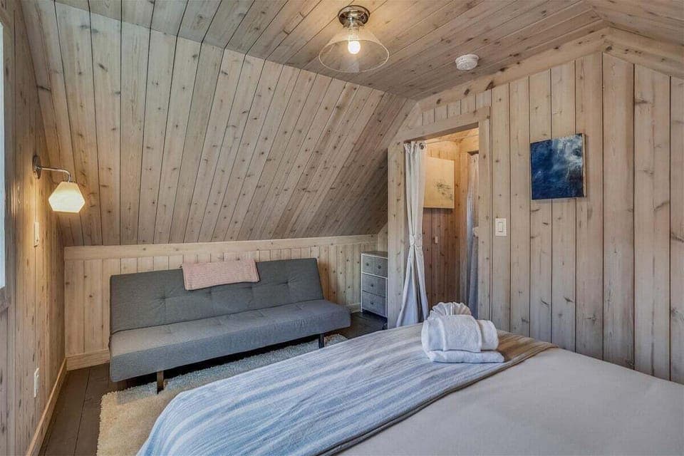 Upstairs east bedroom with queen bed at Daydreamer