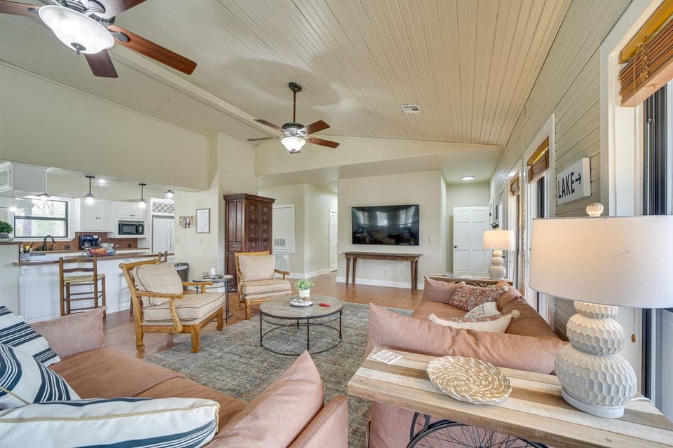 Living Room | Smart TV | Central A/C | Free WiFi