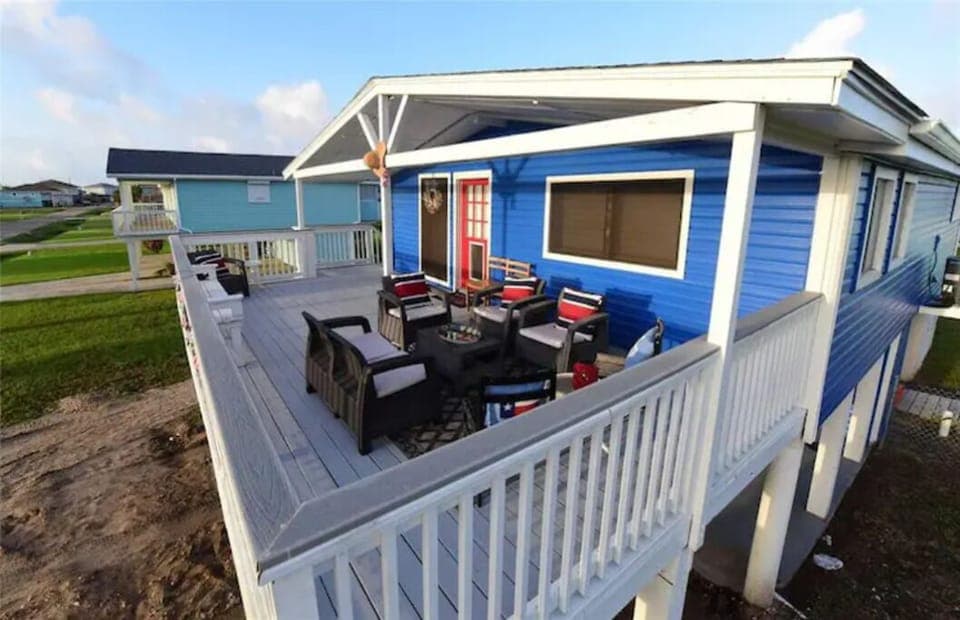 Huge front deck W/ plenty of sitting