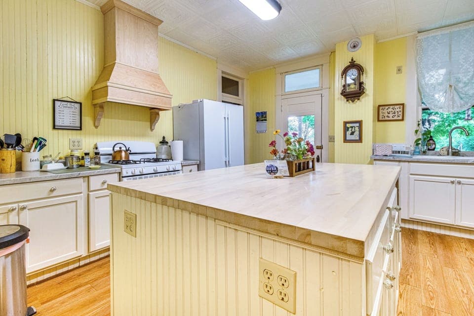 Kitchen | Cooking Basics & Spices | Coffee Maker | Butler's Pantry