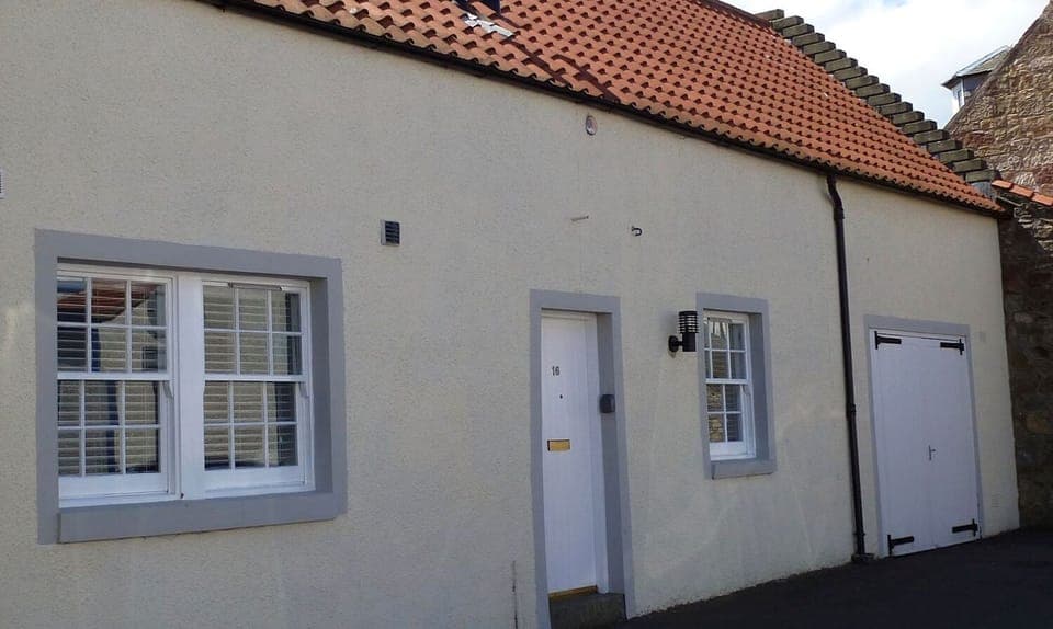 The traditional cottage is located centrally in Pittenweem