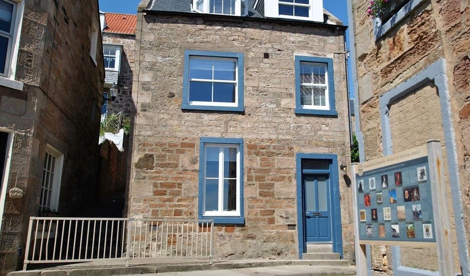 Puffin House is a detached house on the coastal path