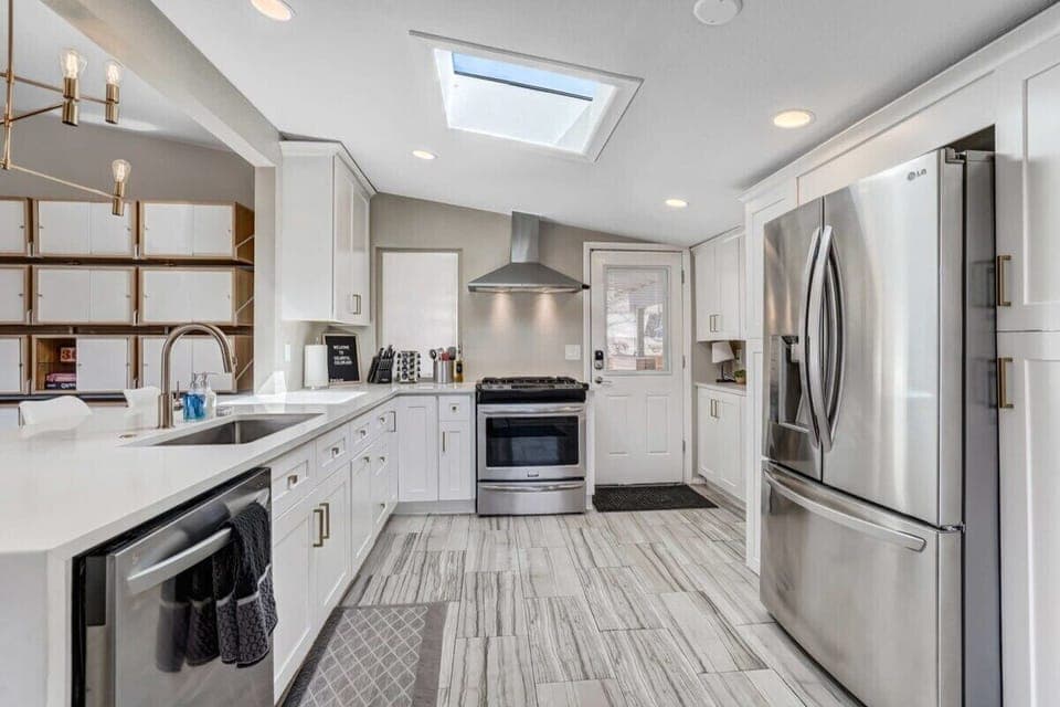 The modern, spacious and convenient kitchen is fully stocked with high-end appliances:  oven, dishwasher, refrigerator, toaster, blender,  coffee maker, electric tea pot, french press, decanter and all the utensils you need to make a gourmet meal!