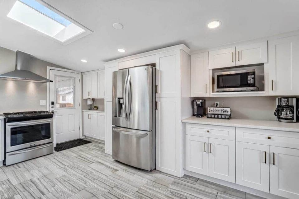 The modern, spacious and convenient kitchen is fully stocked with high-end appliances:  oven, dishwasher, refrigerator, toaster, blender,  coffee maker, electric tea pot, french press, decanter and all the utensils you need to make a gourmet meal!