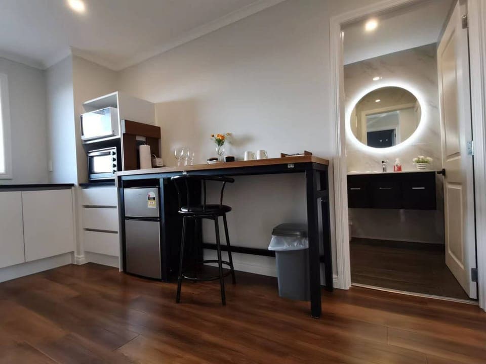 kitchenette with a oven, a microwave ,a minifridg ,a ricemake.