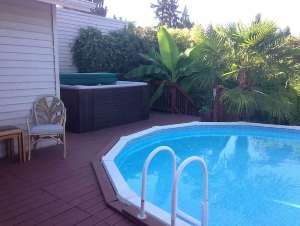 Pool and Hot tub. Relax on the deck.