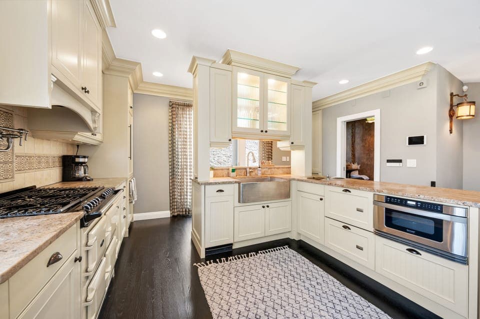 Gorgeous kitchen, with all the top-end appliances (Sub-Zero) (AGA) (Sharp), etc.