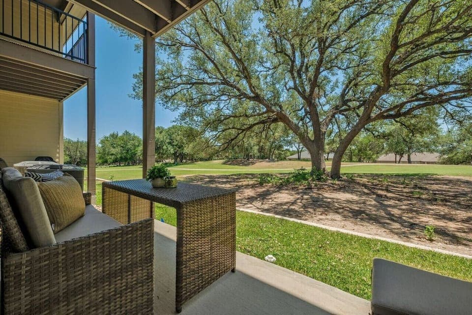 Morning coffee with golf course views in Lago Vista