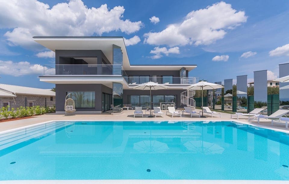 Private swimming pool surrounded by deckchairs for sunbathing in the luxury villa Nimai Luce in Istria