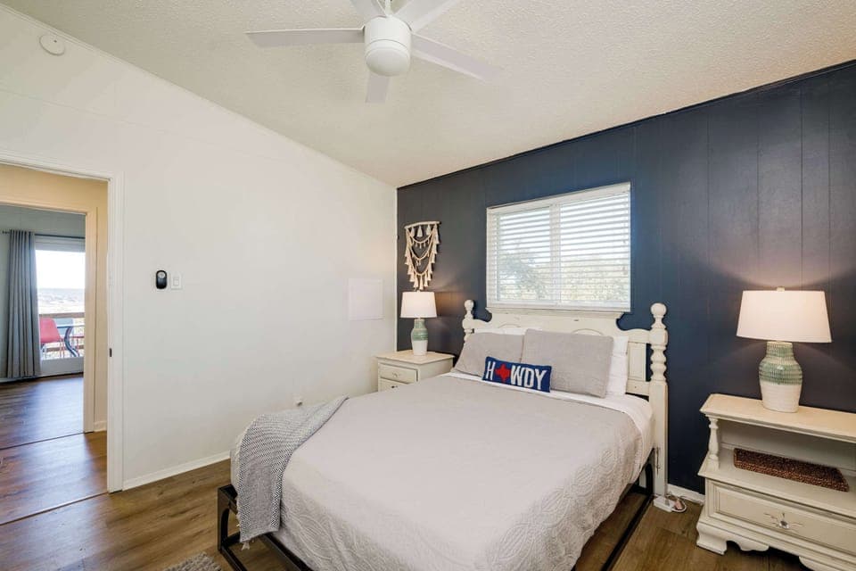 Queen memory foam guest bedroom, adjacent to the 2nd full bathroom. 