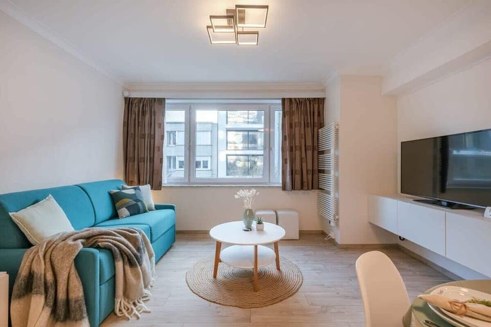 Spacious livingroom with plenty of daylight