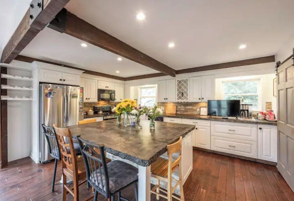 Kitchen/island.