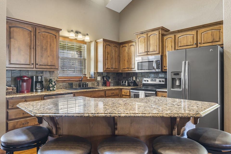Kitchen Bar with 5 Bar Stools (Main Level)