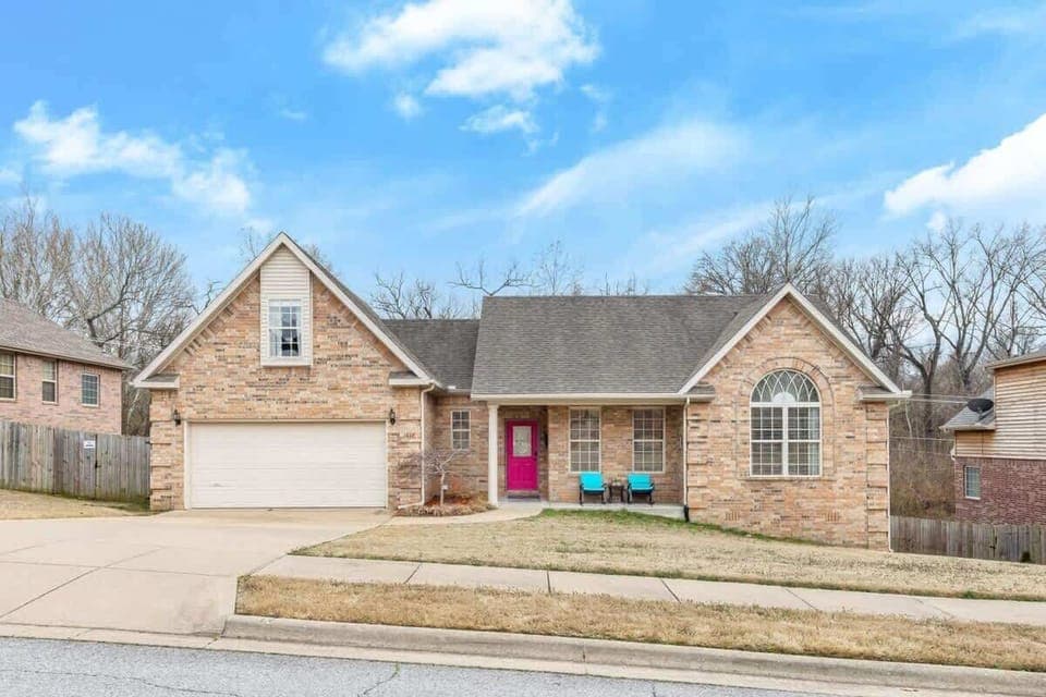 Welcome to your Bentonville basecamp! Charming all‑brick home with garage & driveway—steps from Coler trails and minutes to downtown.