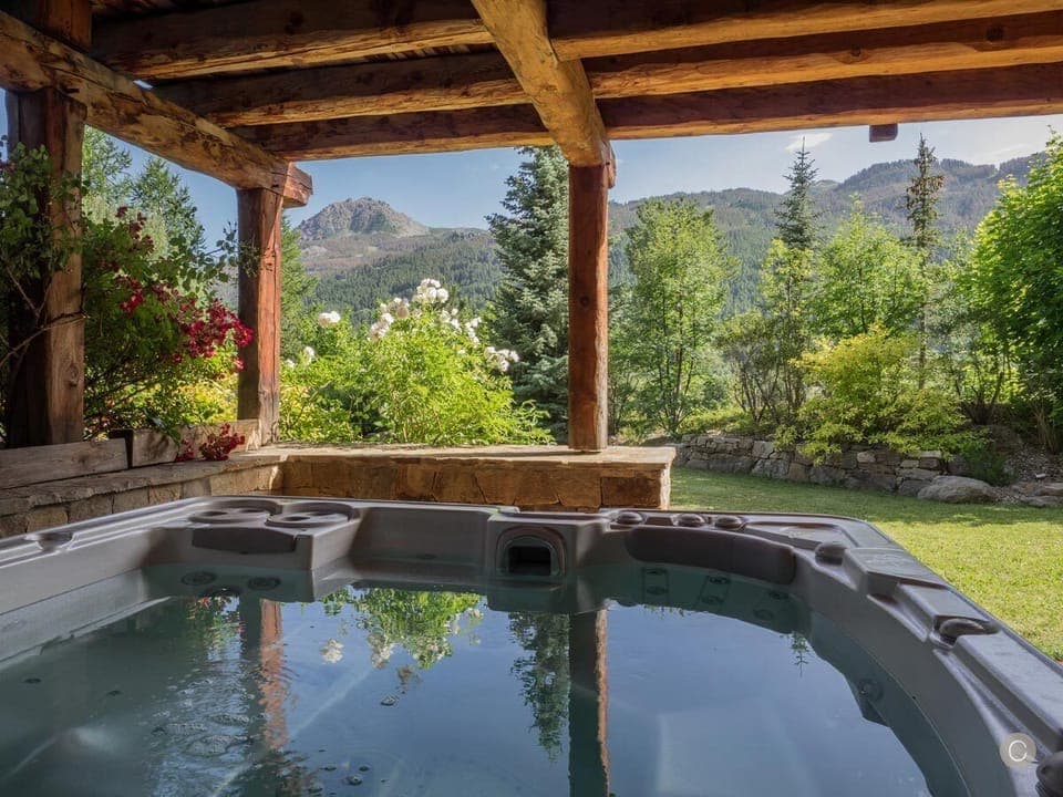 Spa / Jacuzzi + speakers (seats up to 8)