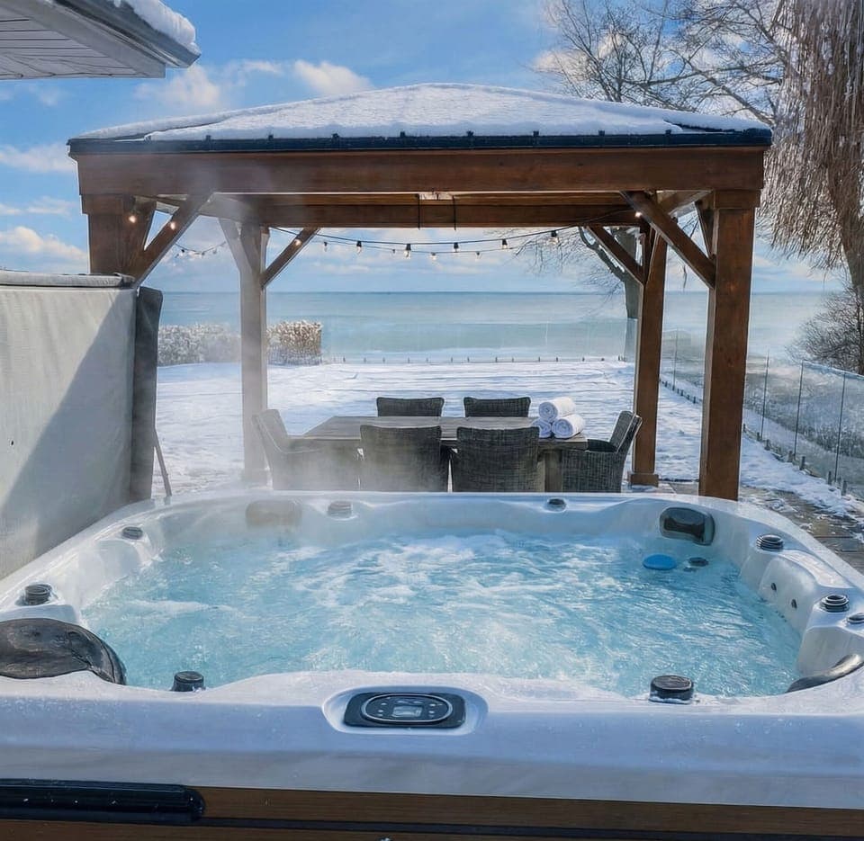 The year round hot tub is perfect for moments of deep relaxation, especially in the cold weather season.
