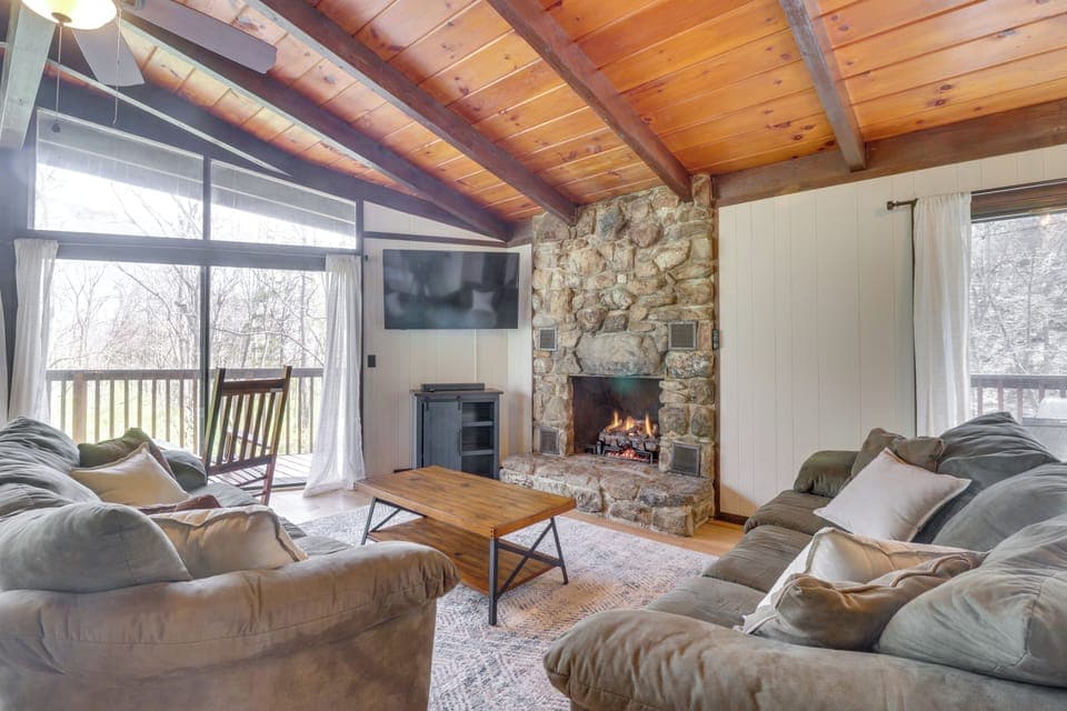 McGaheysville Vacation Rental | 5BR | 3BA | 2,490 Sq Ft | Stairs Required