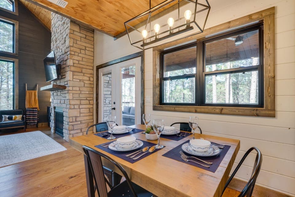 Dining Area | Dishware & Flatware Provided