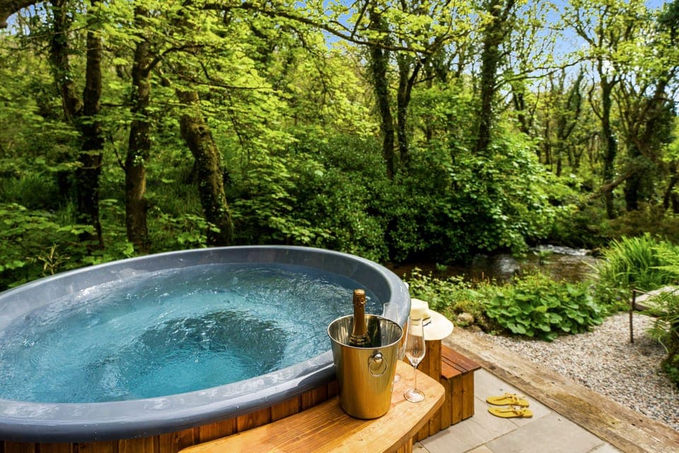 Outdoor spa tub