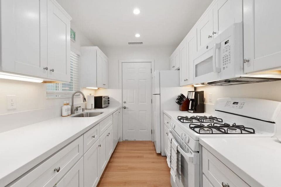 Remolded kitchen with all NEW appliance (Oven, Microwave, Air fryer/Toaster, Dishwasher and Refrigerator/Ice Maker)