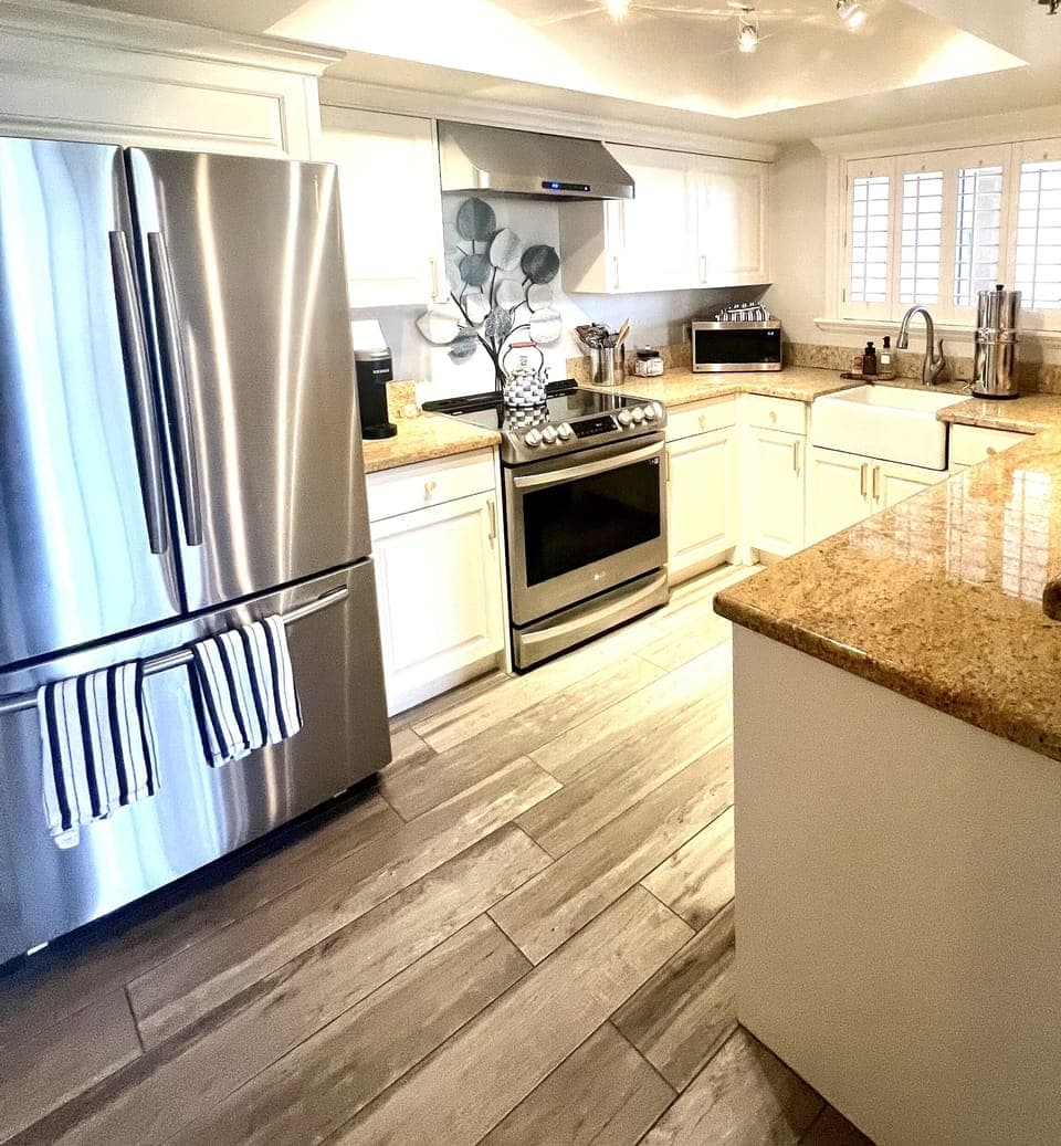 Fully equipped kitchen with filtered water. New appliances.