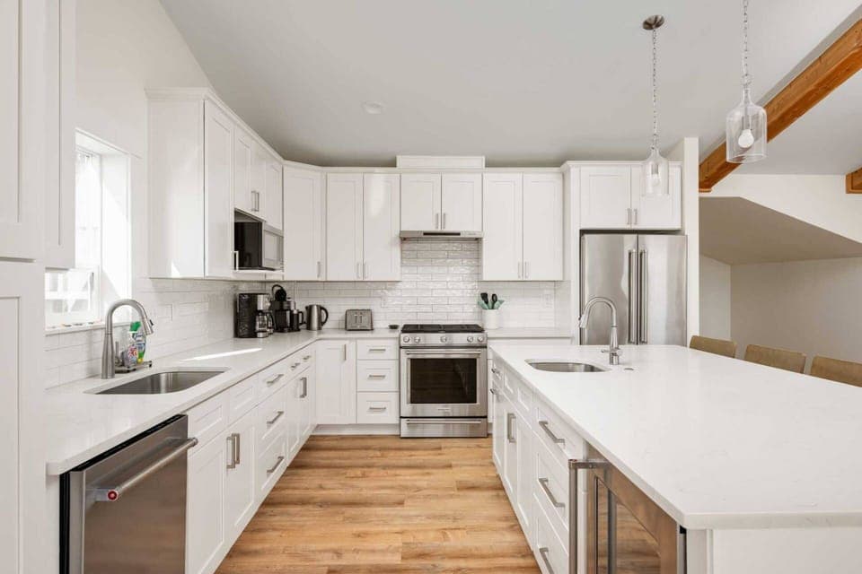 Cook delicious meals for breakfast, lunch, and dinner in this fully equipped kitchen. We suggest grabbing some seafood from a local market.