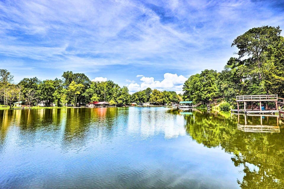 A very vast lake channel awaits your stay.