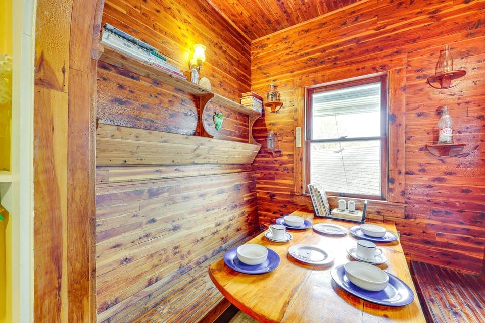 Dining Area | Trash Bags & Paper Towels Provided