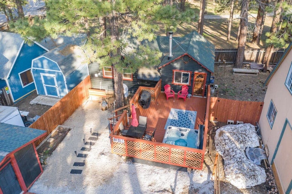 Ariel view of Chip o Wood cabin! Steps to the lake
