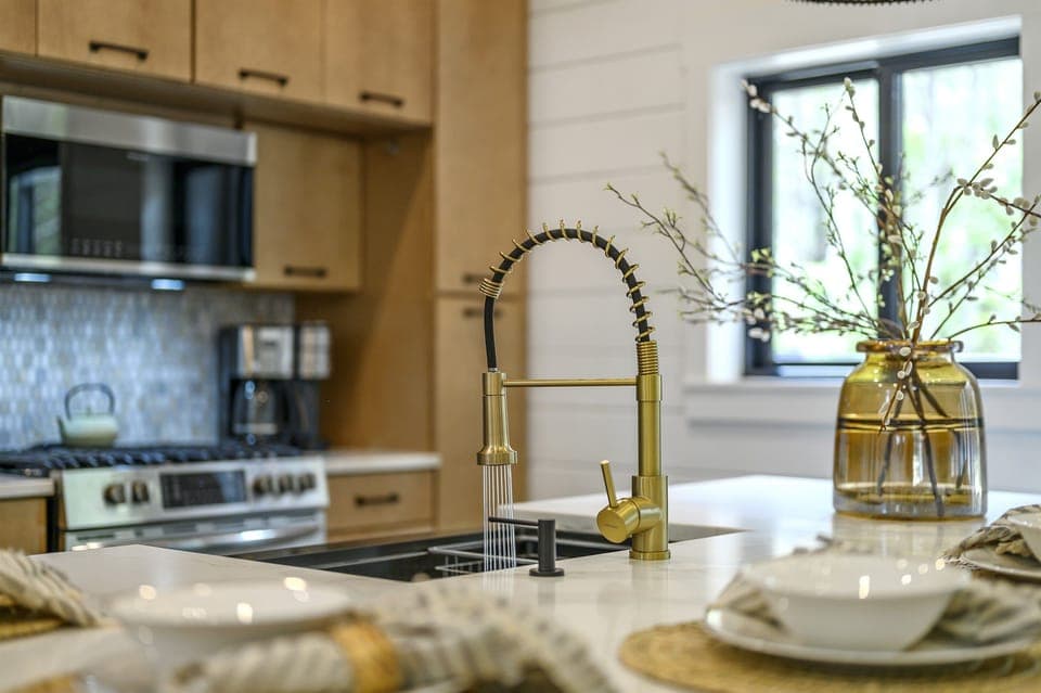 ☕ Indulge in a dual Coffee|Keurig machine for your caffeine cravings, a microwave for quick bites, and a charming farmhouse sink that adds character while enhancing functionality. 🏡✨