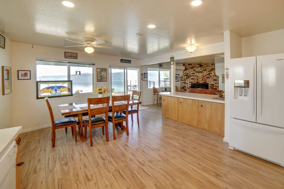 Dining Area | Dishware & Flatware Provided