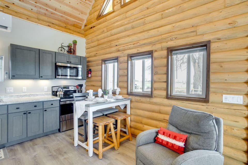 Dining Area | Dishware & Flatware Provided