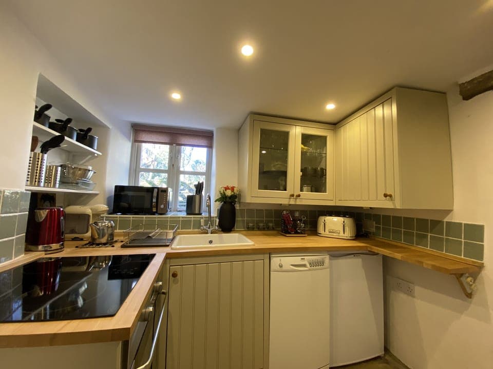 Fully equipped kitchen with garden view