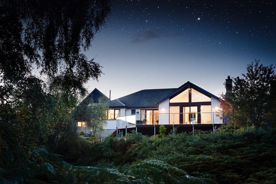 Coorie Lodge at night under the stars