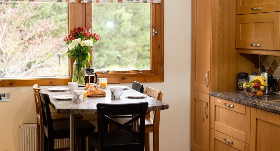 Pine Ridge Lodge kitchen and breakfast bar