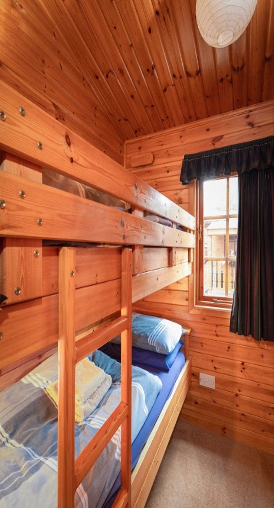 Twa Hoots Lodge bunk bedroom