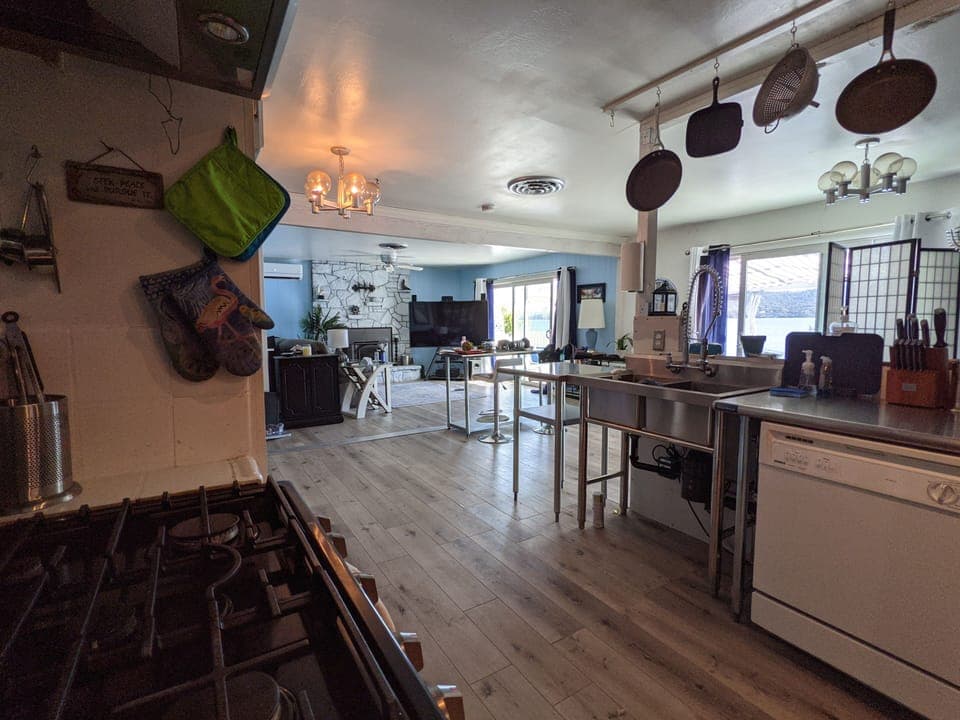 OPEN FLOOR PLAN GREAT FOR FAMILIES AMD FRIENDS