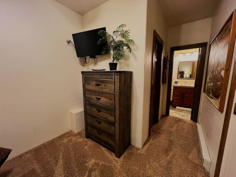 Bedroom w/Queen Bed