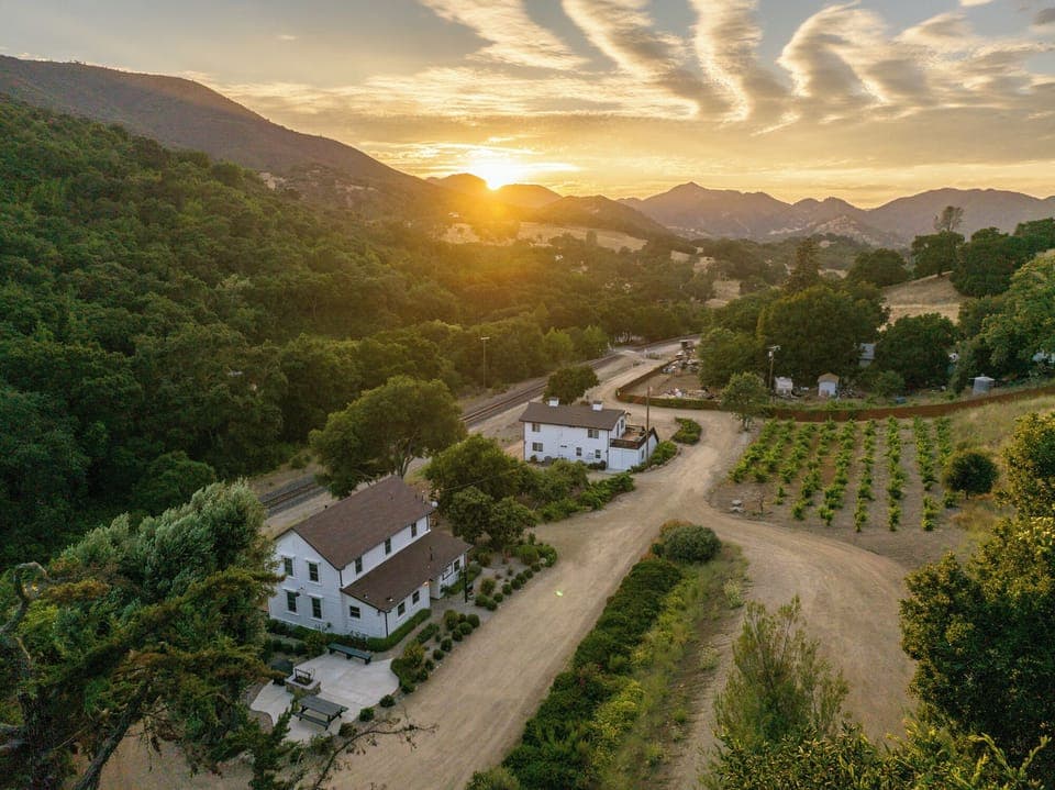 8 Mile House Deluxe - Gorgeous Sunsets await at 8 Mile Deluxe