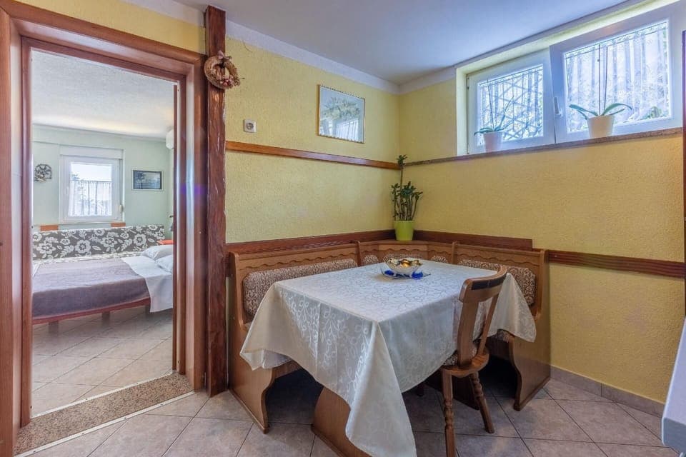 Dining area. Dining area