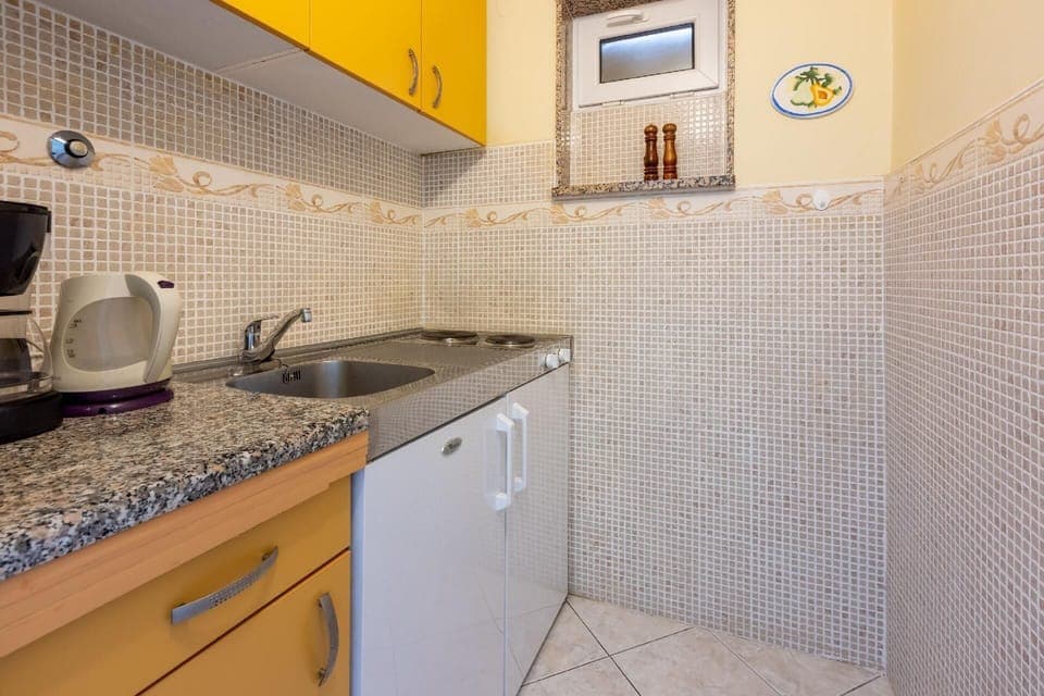 Kitchen area. Kitchenette