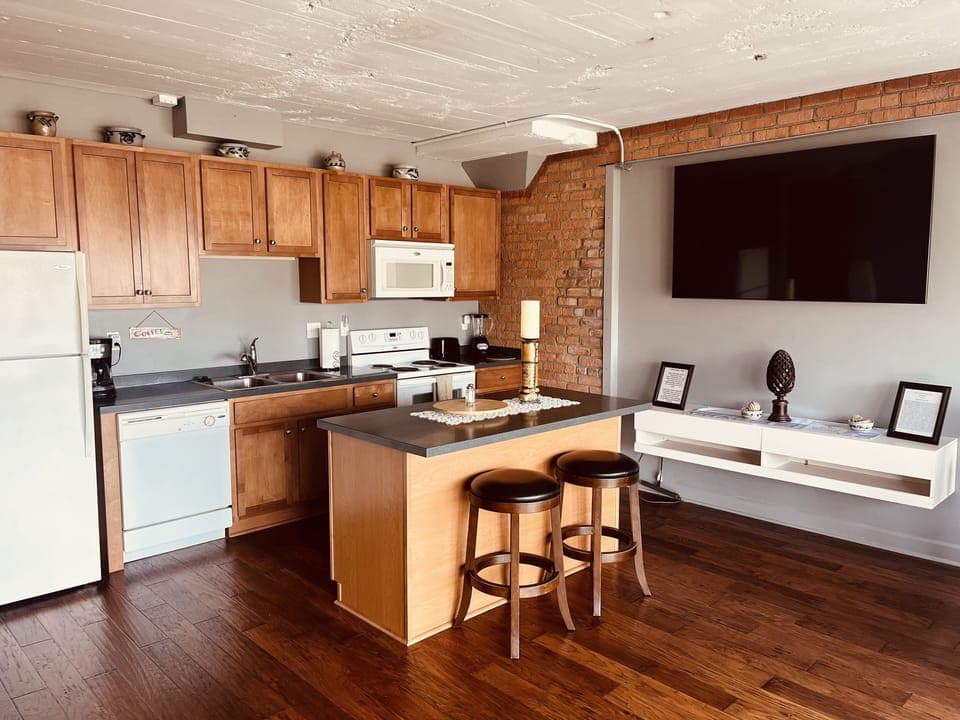 Full Kitchen with Stove/Oven, Dishwasher and Refrigerator/Freezer;
