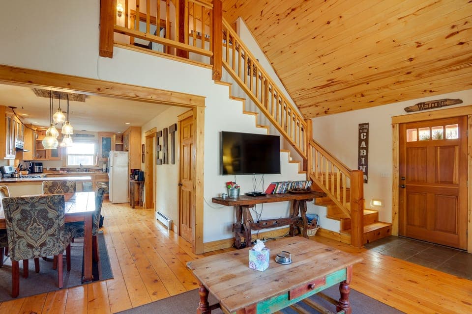 Living Room | Free WiFi | Smart TV | DVD Player w/ Video Library