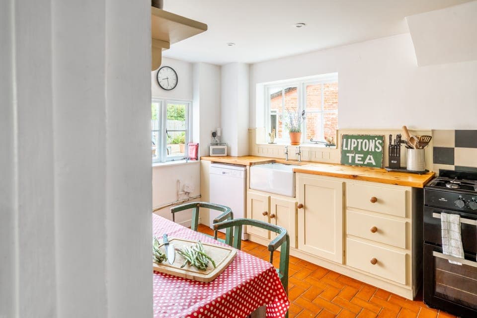 The Old Post Office, Higham: Kitchen with breakfast table