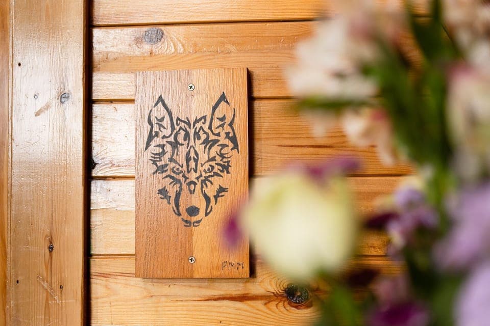 Wolf Lodge wooden wolf picture