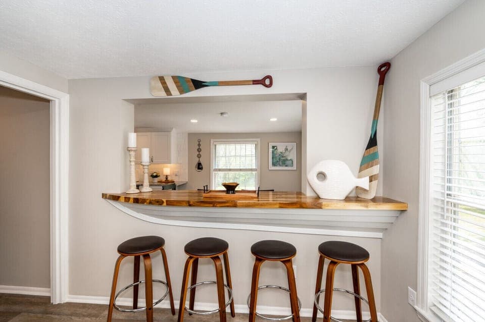 Bar w/ Seating for 4 People