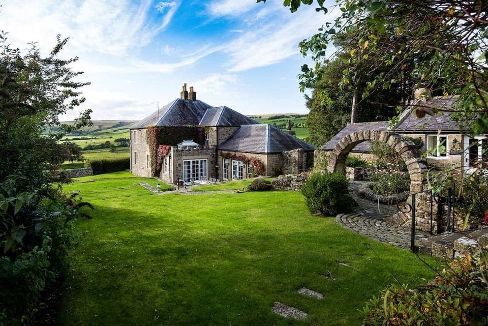 Broadgate House - large lawned garden with stone archway