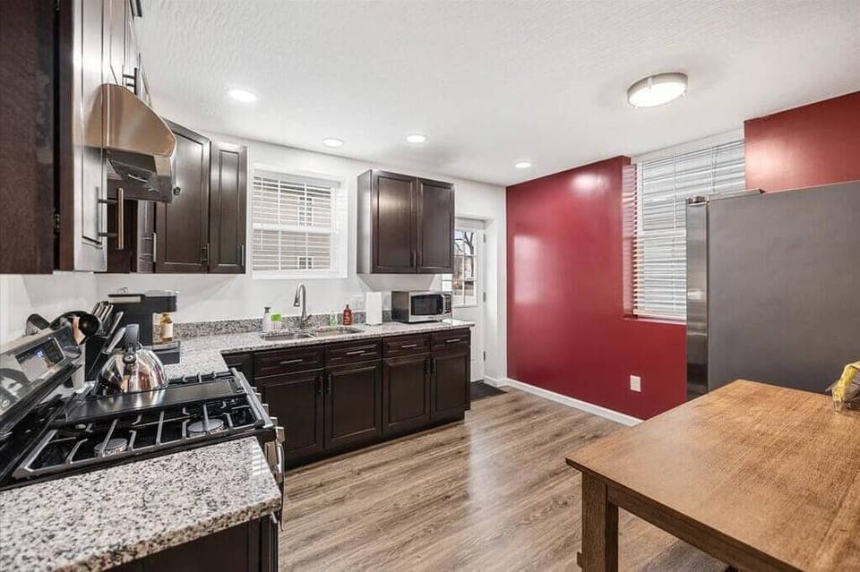 Fully applianced kitchen (1)